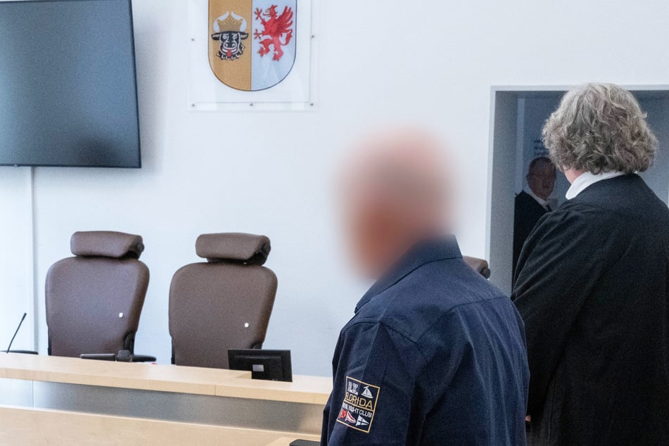 Der Angeklagte (62, l.) nahm das Urteil des Gerichts an.