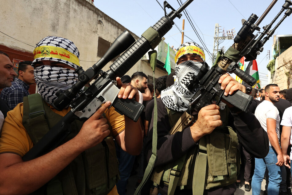 Palästinensische Kämpfer bei einer Trauerfeier für bei Luftschlägen getötete Kämpfer im Westjordanland.