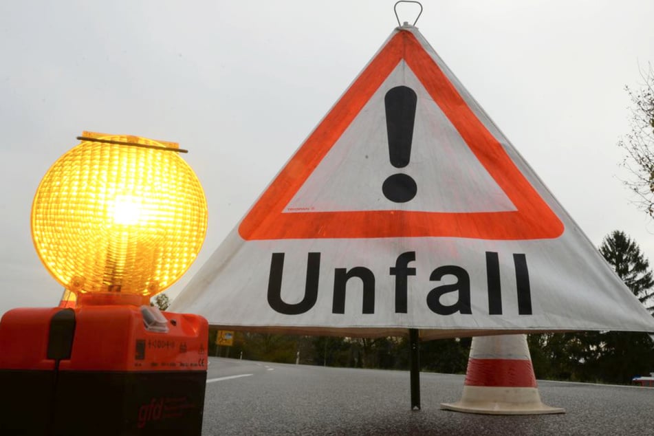 Die Kreisstraße blieb bis in die Morgenstunden gesperrt. (Symbolfoto)