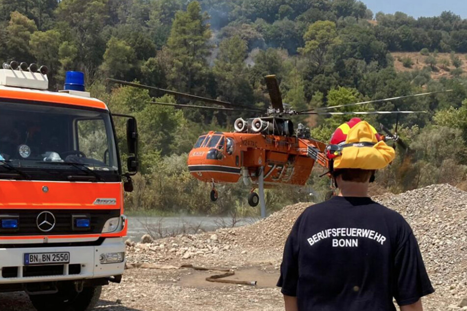 Die Kameraden halfen den Griechen und stellten die Versorgung mit Löschwasser sicher. Dabei tankte auch ein Helikopter nach.