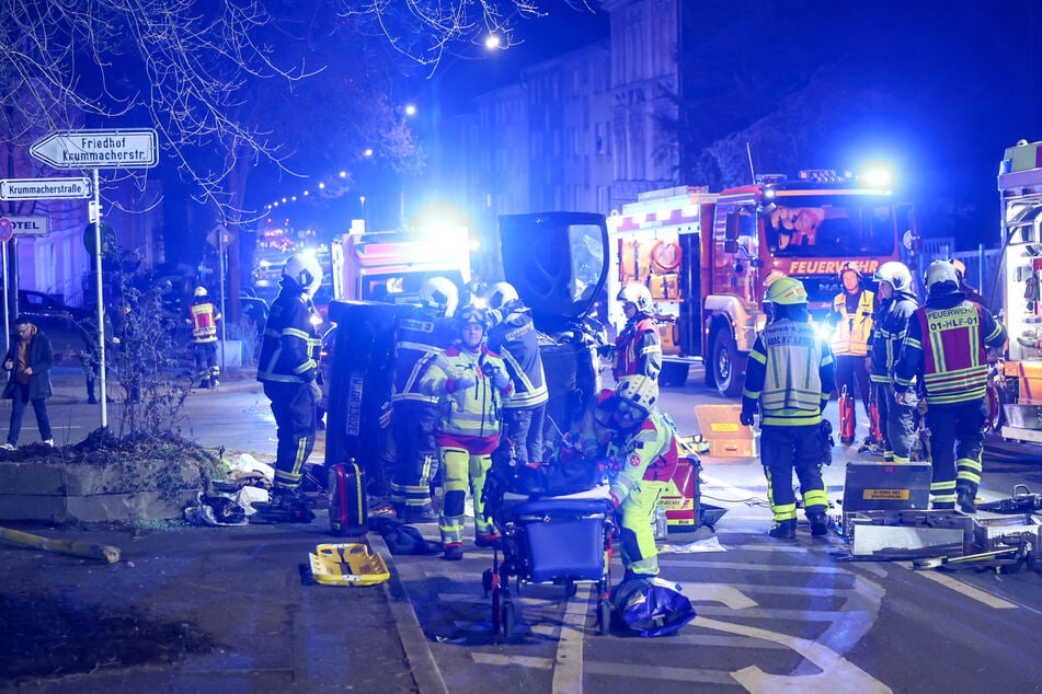 Rettungskräfte und Feuerwehr kümmerten sich vor Ort um die Verletzten.