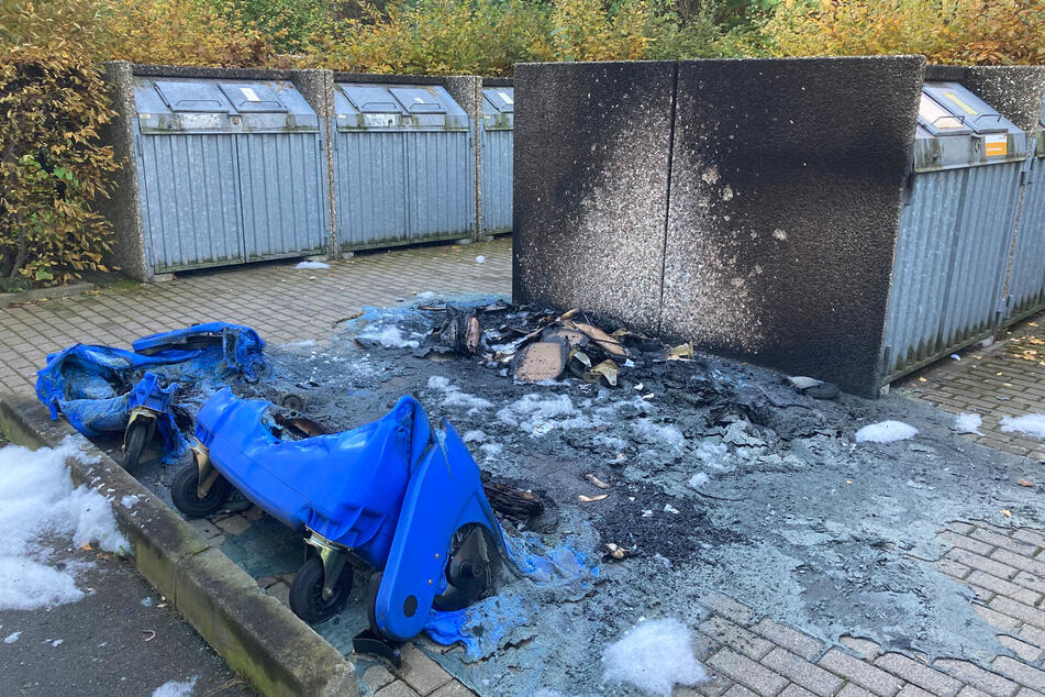 Am frühen Samstagmorgen brannten im Heckertgebiet mehrere Papier- und Restmüllcontainer, wie hier in der Paul-Bertz-Straße.