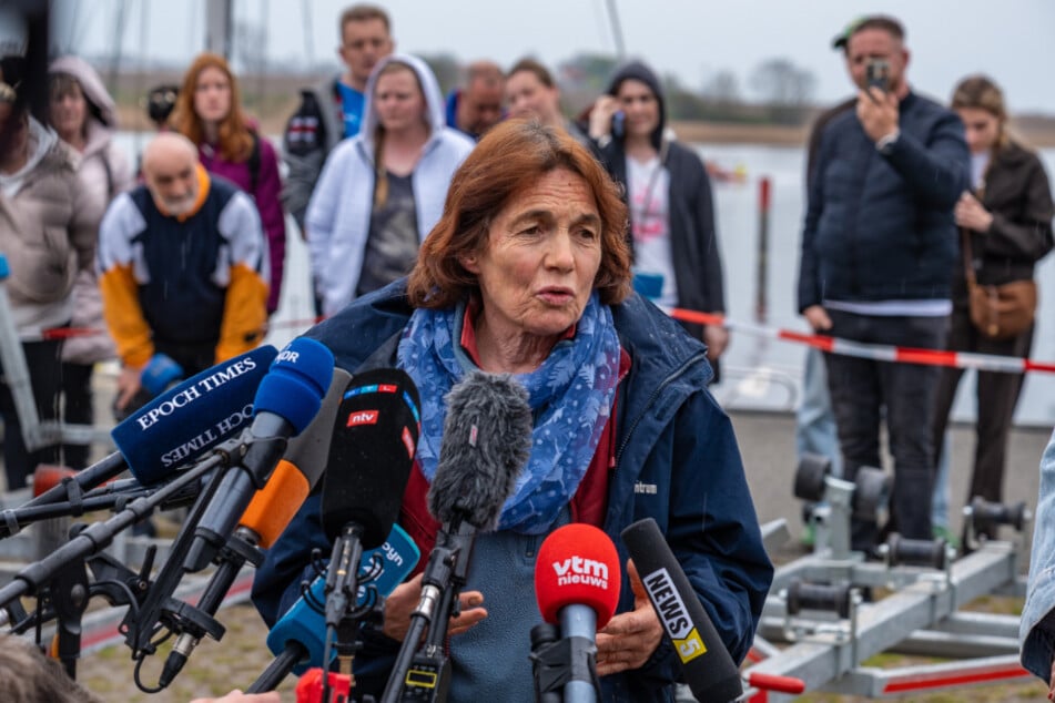 Tierärztin Janine Bahr-van Gemmer sprach am Samstag über den Zustand des Wals und den Plan zu seiner Rettung.