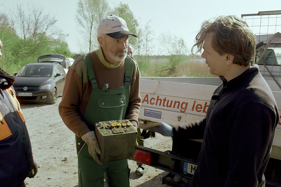 Die Männer des Angel-Vereins kümmern sich um die Reinigung rund um Magdeburgs Seen. Edgar Appenrodt (links) fand dabei sogar eine Autobatterie.