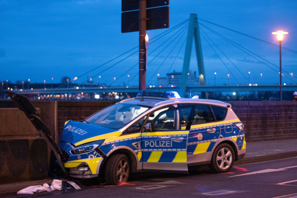 Zwei Polizisten sind am Montag bei einem Unfall auf der Rheinuferstraße verletzt worden. Ihr Wagen krachte gegen eine Betonwand.