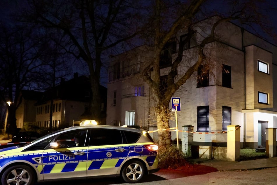 Im Kölner Stadtteil Porz-Westhoven wurde auf ein Wohngebäude geschossen. Nach dem Täter wird noch gefahndet.