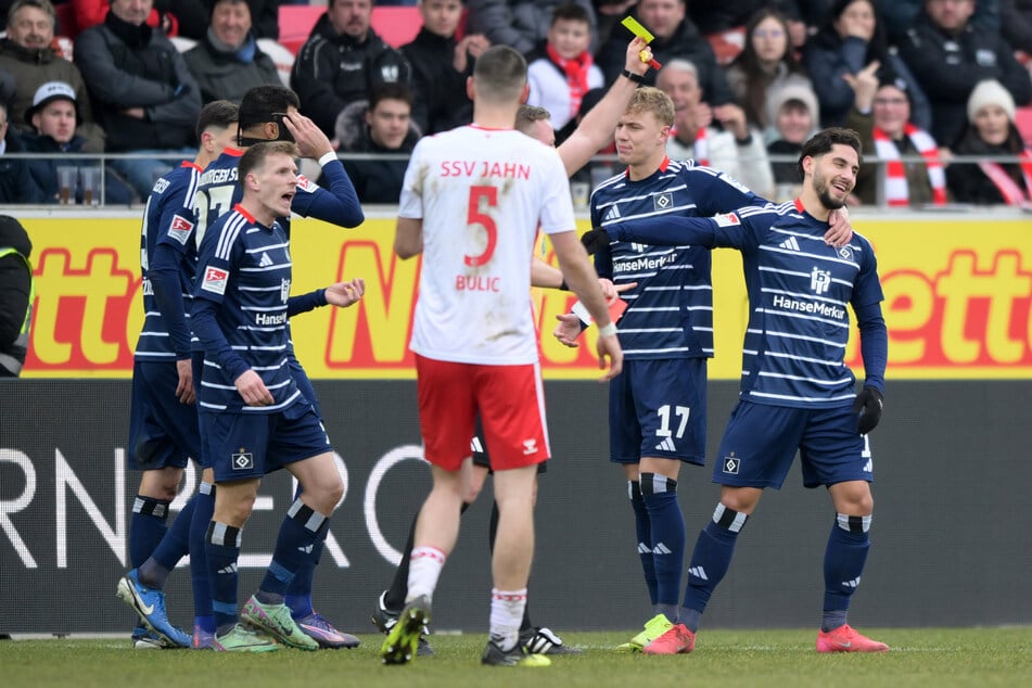 Offensivakteur Emir Sahiti (26, 3.v.l.) sah im Jahnstadion eine dumme Gelb-Rote Karte. Nach dem Spiel bekam er von Polzin sein Fett weg.