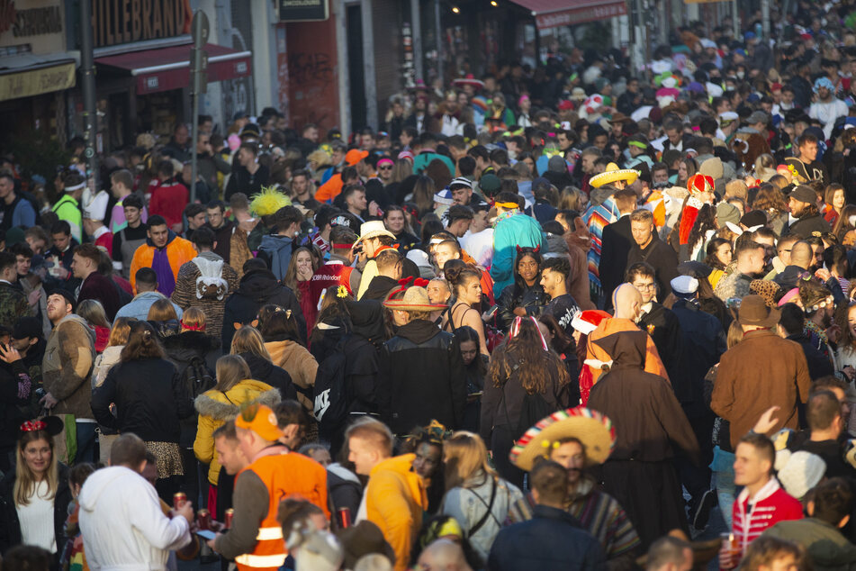 Die Zülpicher Straße am 11.11.: Im Herzen von Köln feierten Tausende Menschen dicht an dicht.