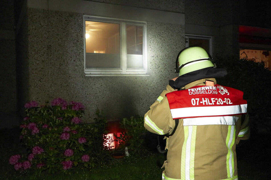 Im Keller eines Hauses mit 30 Wohnungen in Düsseldorf ist in der Nacht auf Mittwoch ein Feuer ausgebrochen.
