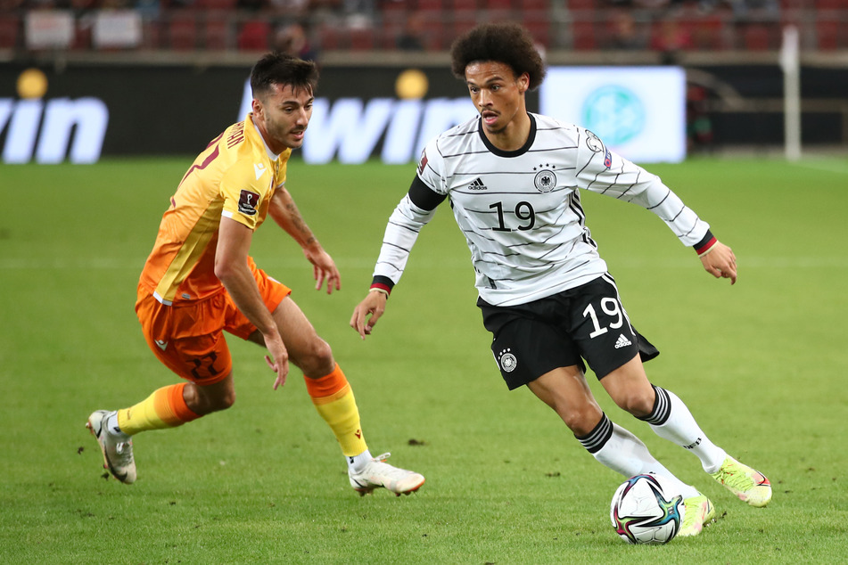 Beim Kantersieg gegen Armenien legte Leroy Sané (25, r.) einen bärenstarken Auftritt hin. Gegenspieler Sargis Adamyan (28) hatte nicht den Hauch einer Chance.