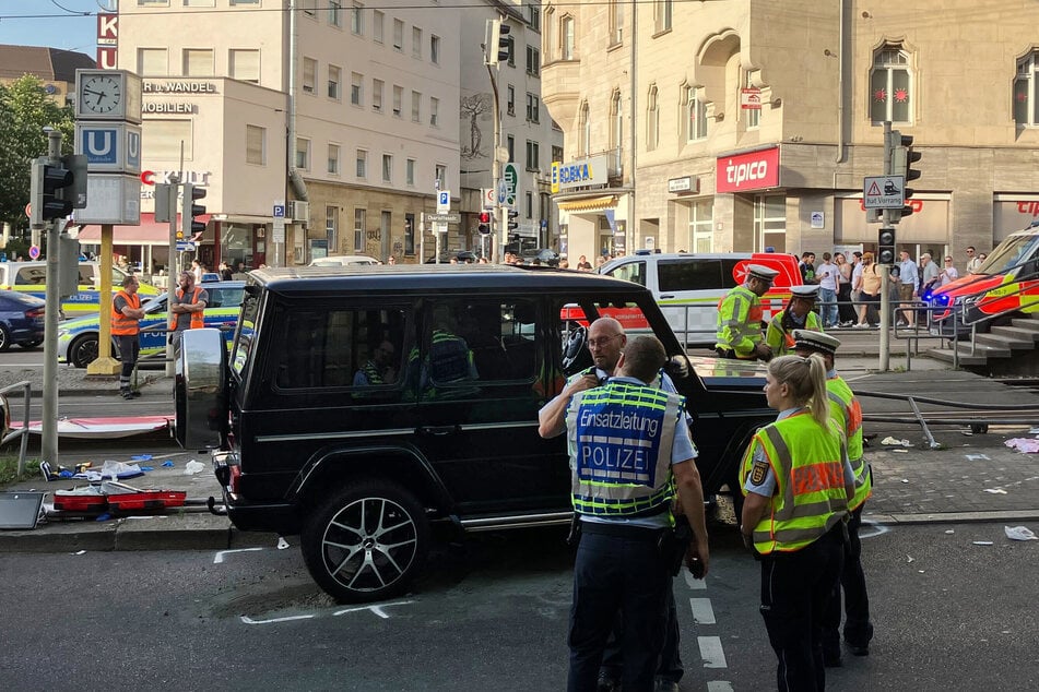 Die Polizei nahm den Fahrer des Autos fest.