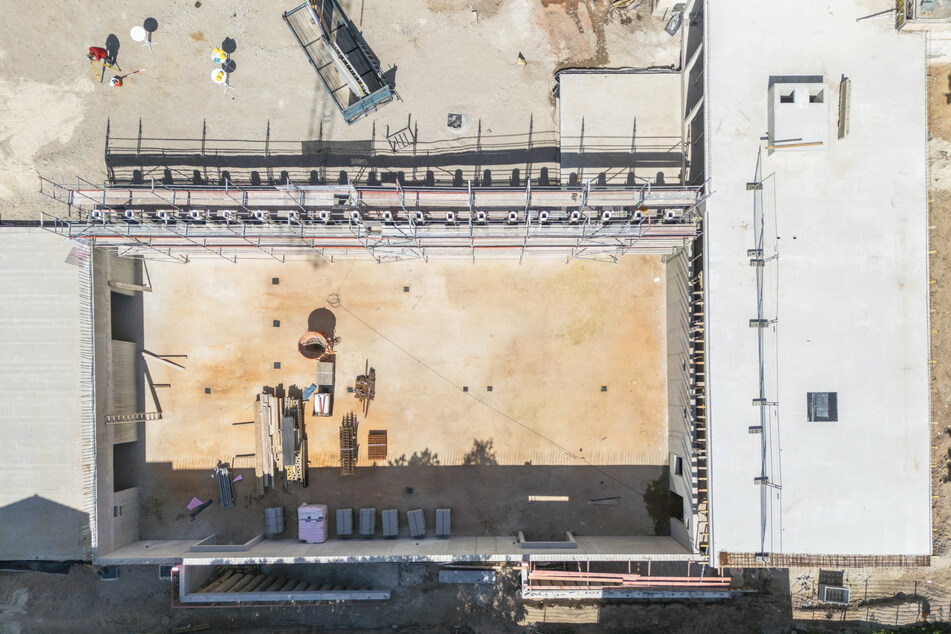 Diese Luftaufnahme zeigt die Turnhallen-Baustelle von oben.