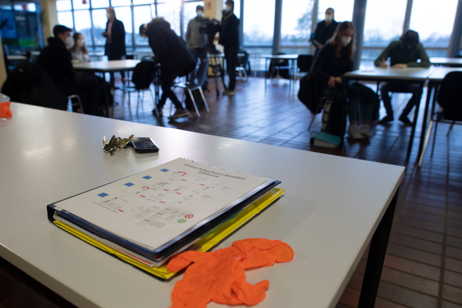 Viele Schüler werden in NRW wohl in der kommenden Woche wieder aus der Distanz lernen. (Symbolbild)