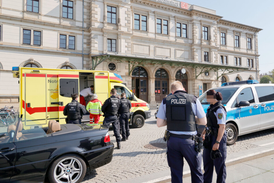 Die erste Attacke gegen den Regionalzug landeten Rechte am Chemnitzer Hauptbahnhof. Polizei und Rettungsdienste waren schnell zur Stelle.