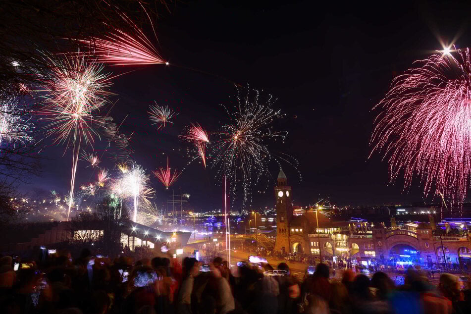 In der Silvesternacht soll es eine Mischung aus Wolken, Regen und Schneeregen geben. (Archivbild)