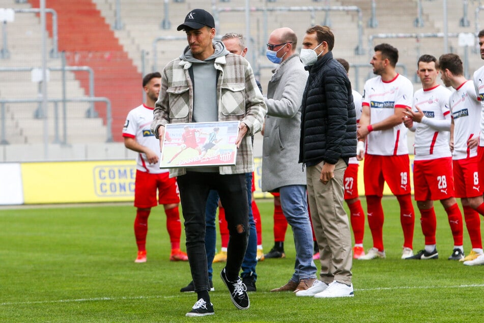 Ali Odabas (27, v.-l.) wurde am letzten Spieltag vom FSV Zwickau verabschiedet.