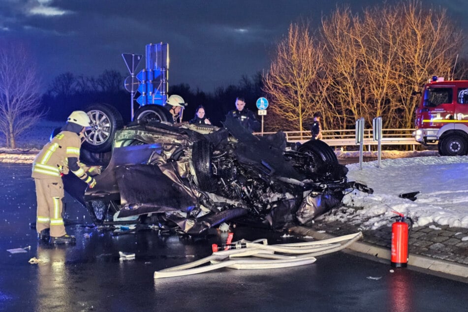 Das zweite Fahrzeug kam offenbar erst auf dem Dach zum Stillstand.