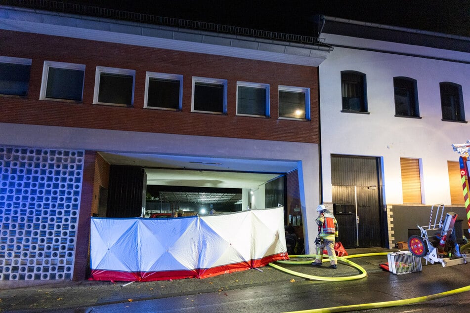 Drama bei Wohnungsbrand: Feuerwehr findet leblosen Mann, doch jede Hilfe kommt zu spät