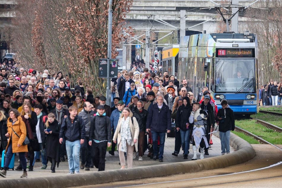 Die Straßenbahnverbindungen zum Messegelände werden mit nicht streikenden Fahrern aufrechterhalten.