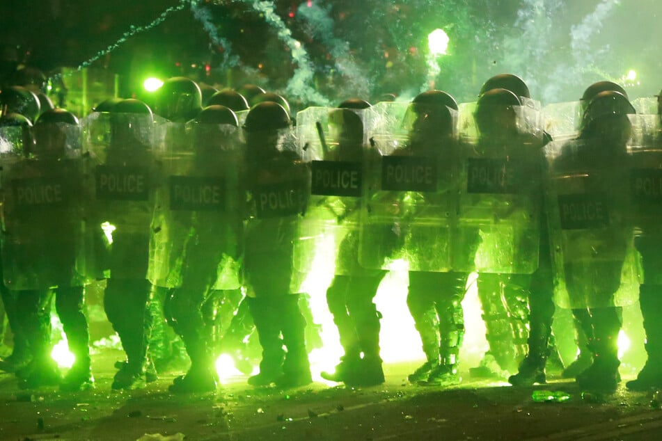 Heftige Krawalle in der Nacht: Polizei löst Demo gewaltsam auf!