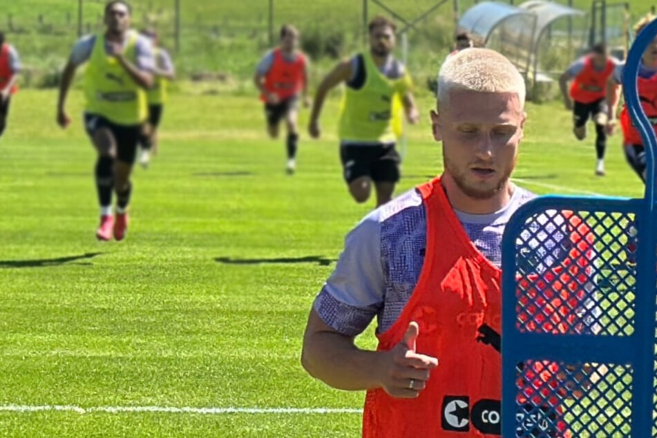 Louis Oppie (23) fühlt sich wohl beim FC St. Pauli und im Trainingslager.