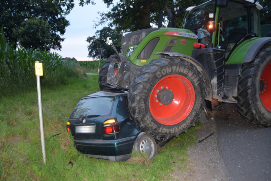 Der Trecker steht senkrecht auf dem Wagen.