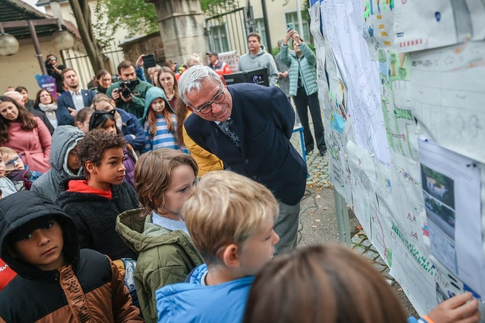 Innenminister Thomas Strobl (65, CDU) machte sich ein Bild von der neuen Schulstraße.