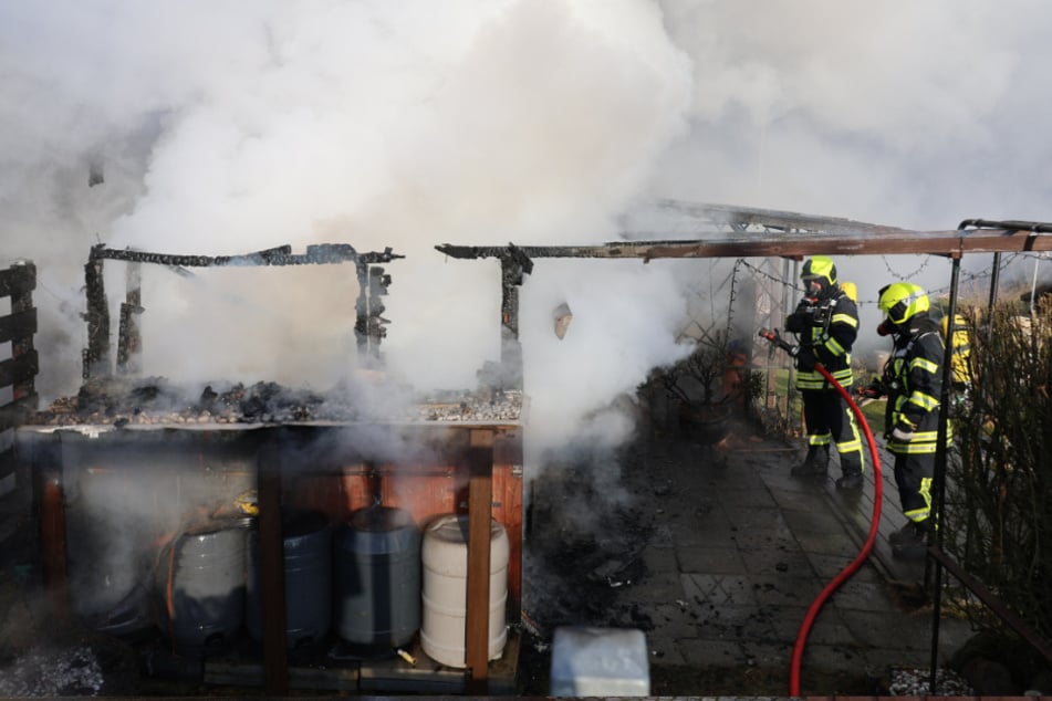 Zwei Garagen standen in Vollbrand.