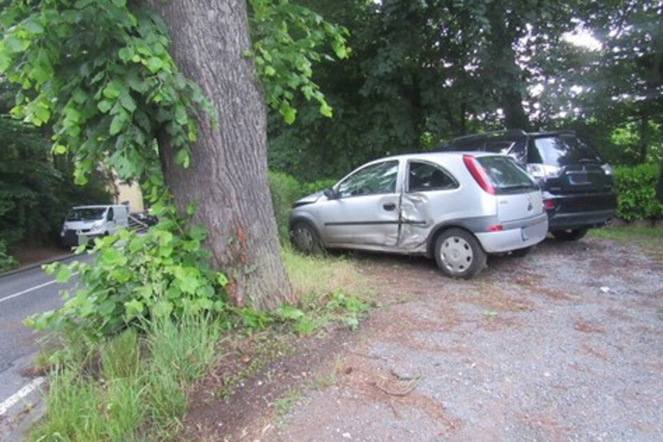 Kontrolle verloren: 20-Jährige prallt gegen Baum und weiteren Wagen