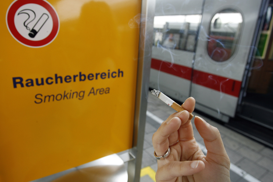 Nach einer Raucherpause drohte ein Mann (41) seinen Zug zu verpassen und entschloss sich kurzerhand zu einer lebensgefährlichen Aktion. (Symbolbild)