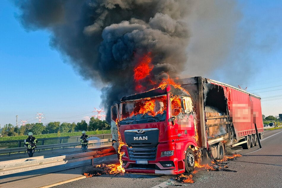 Nach einem Brand im Führerhaus griffen die Flammen auf den ganzen Laster über.