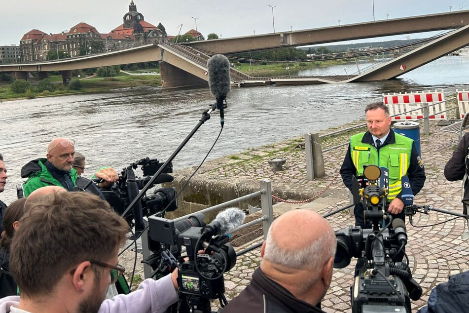 Feuerwehrsprecher Michael Klahre am Abend vor Ort.