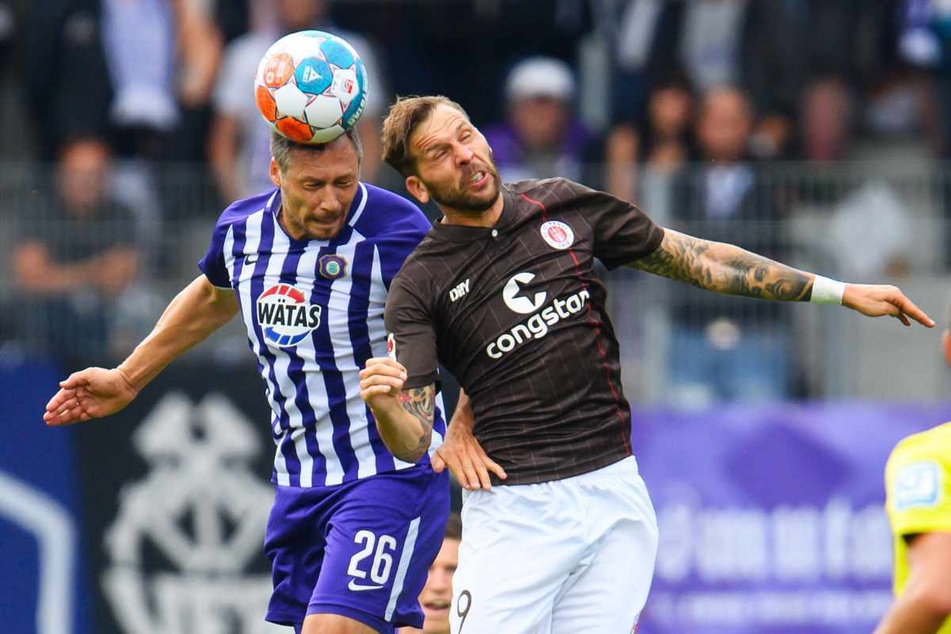 Guido Burgstaller (32) und Sören Gonther (34) kämpfen im Luftduell um den Ball.
