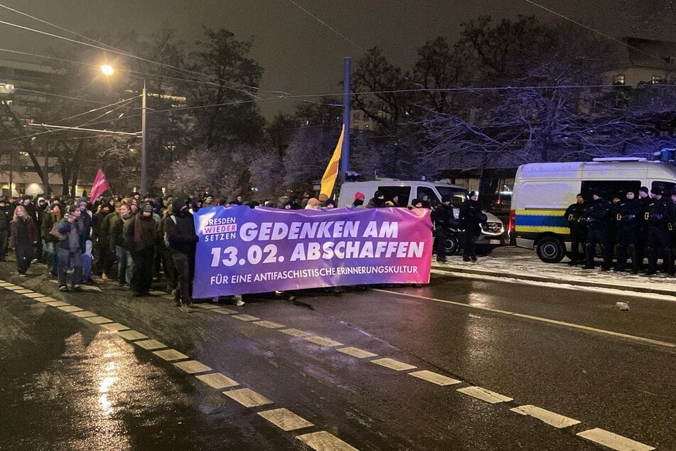 "Dresden wiEdersetzen" läuft zum Altmarkt.