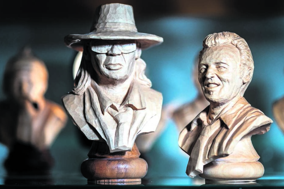 Udo Lindenberg und Bruce Springsteen als Feinde auf dem Schachbrett: Gemacht hat sie der Hobby-Schnitzer Kai Redlich (42) aus St. Egidien.