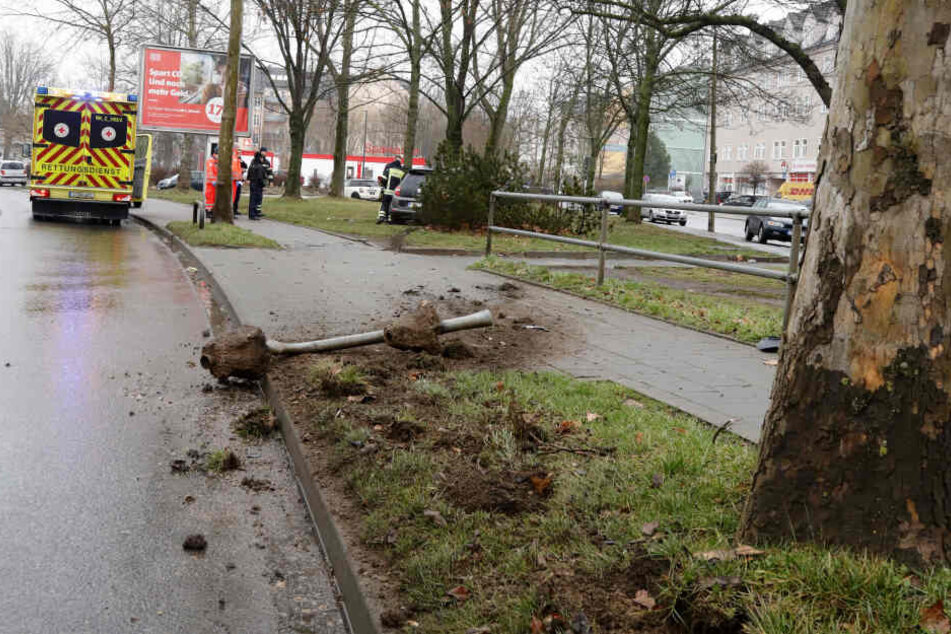 Das Auto riss einen Poller aus der Verankerung.