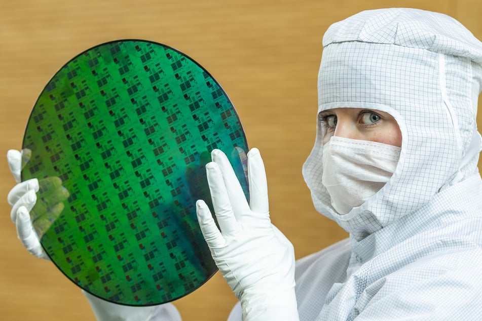 Eine Auszubildende präsentiert einen 300-Millimeter-Wafer aus der Dresdner Chipfabrik von Globalfoundries. Elbflorenz gehört zu den bedeutendsten europäischen Standorten der Chip-Industrie.