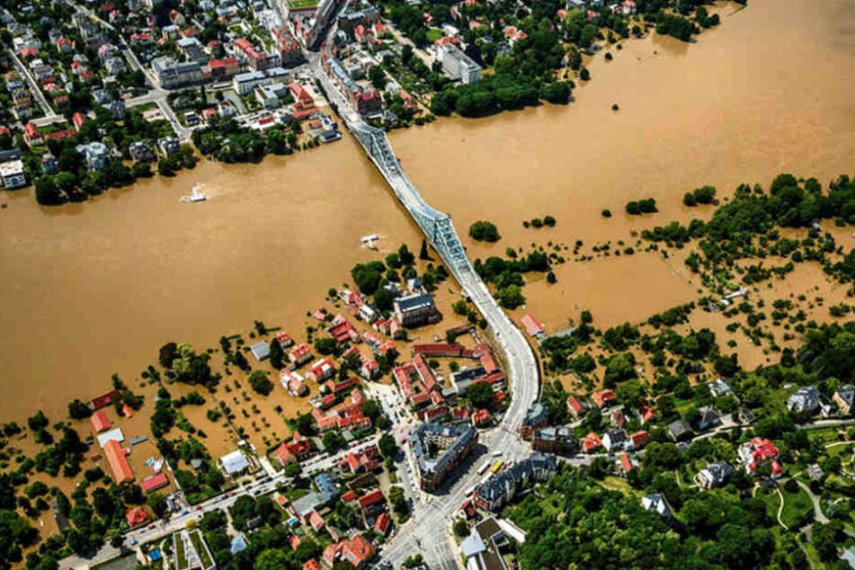 Das Hochwasser 2013. Vorn rechts am Blauen Wunder das überflutete "Demnitz".