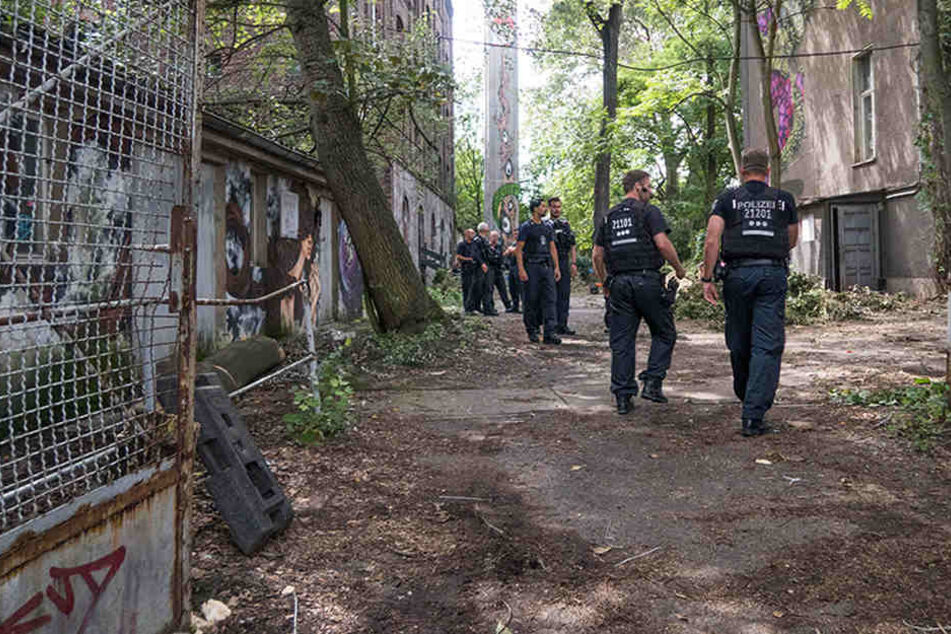 Im Vorfeld der Räumung musste die Polizei zur Teppichfabrik anrücken.
