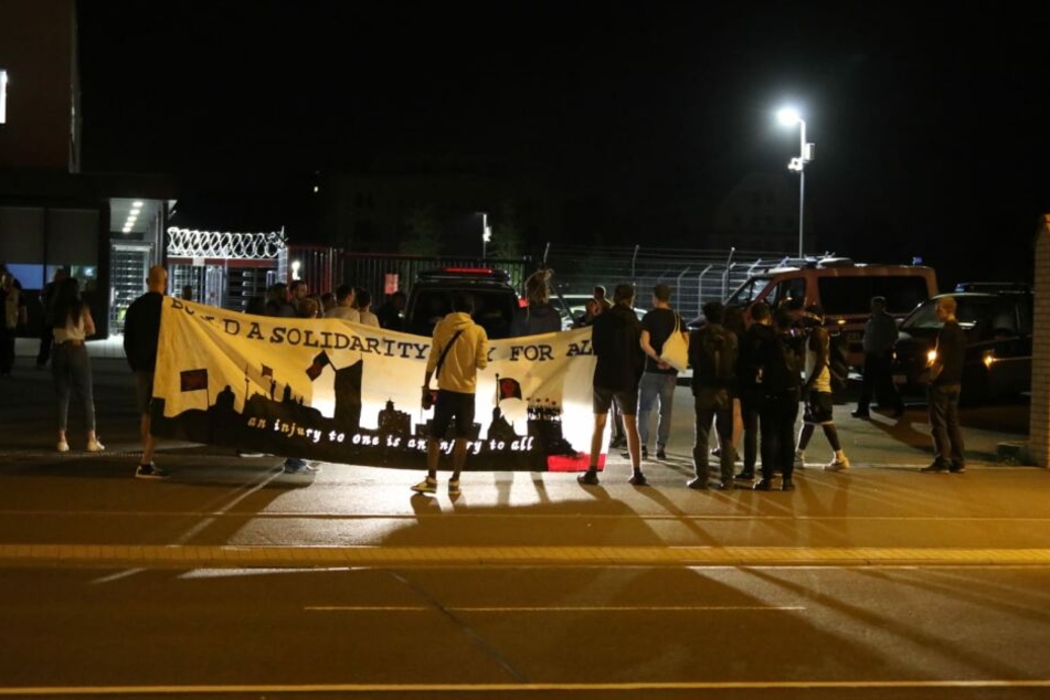 Rund 15 Menschen hatten gegen eine geplante Abschiebung eines Asylbewerbers in der Max-Liebermann-Straße demonstriert.