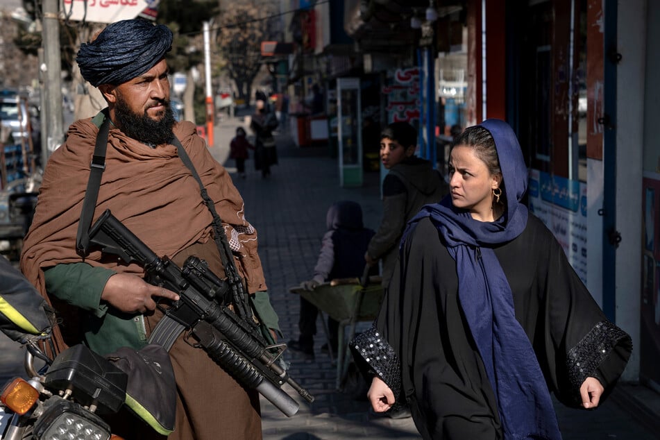 Leider wird nicht überall auf der Welt eine Debatte über mehr Frauen in Führungspositionen geführt. In Afghanistan werden Frauen von den Taliban systematisch unterdrückt.