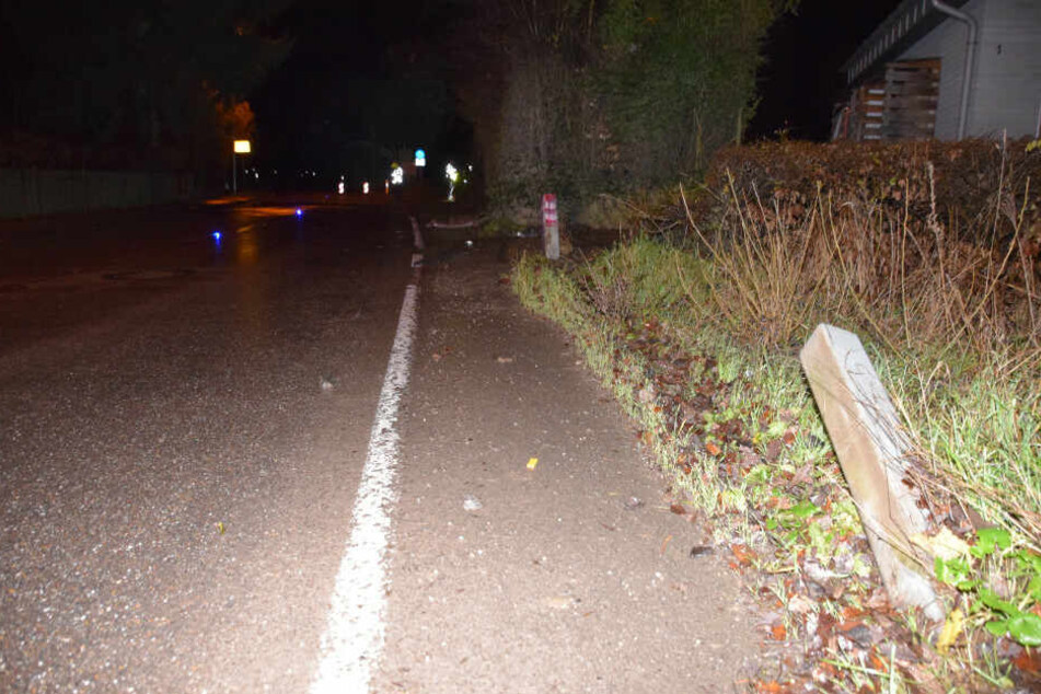 Der junge Autofahrer fuhr zuerst zwei Gartenpfosten um, ehe er mit einem Baum zusammenprallte und sich mehrfach überschlug.