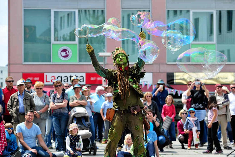 Gaukler und Artisten begeisterten die Besucher mit ihren Darbietungen überall in der Innenstadt.