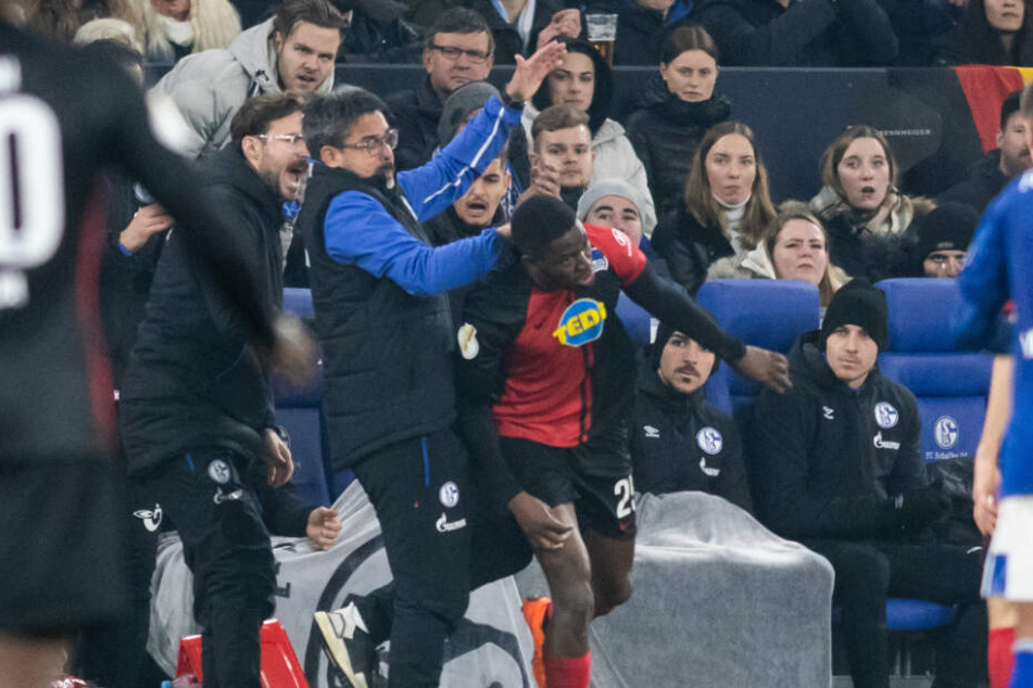 Schalkes Trainer David Wagner und Jordan Torunarigha von Berlin rangeln miteinander.