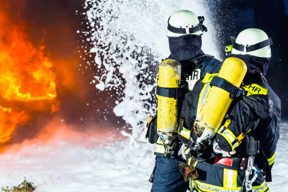 Die Einsatzkräfte der Feuerwehr konnten nicht verhindern, dass das Auto komplett ausbrannte (Symbolbild).
