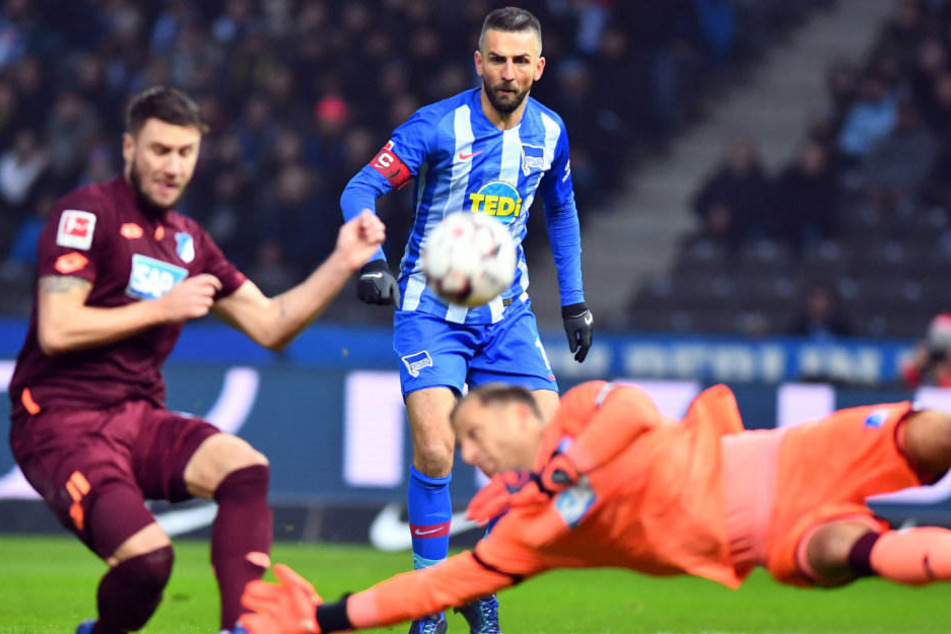 Vedad Ibisevic lässt die große Chance auf den Ausgleich liegen.