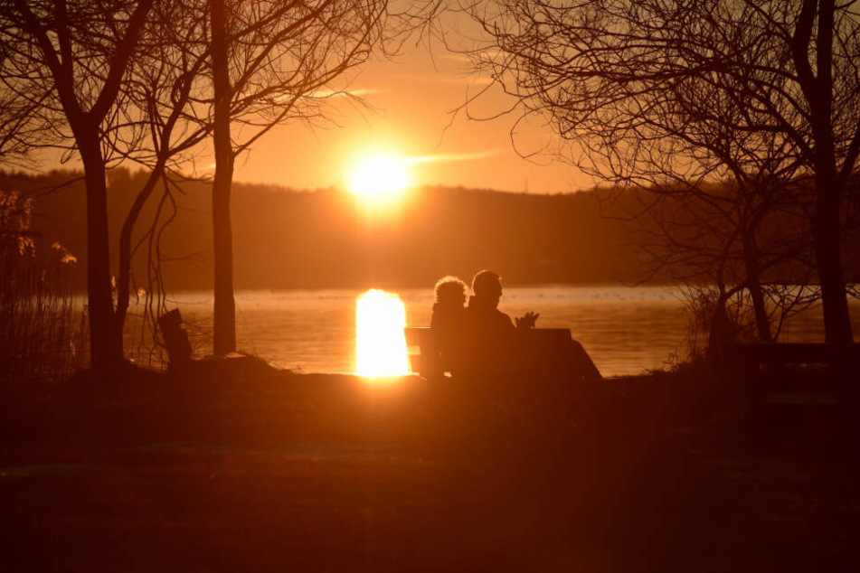 Ein Pärchen genießt die letzten Sonnenstrahlen am Starnberger See.