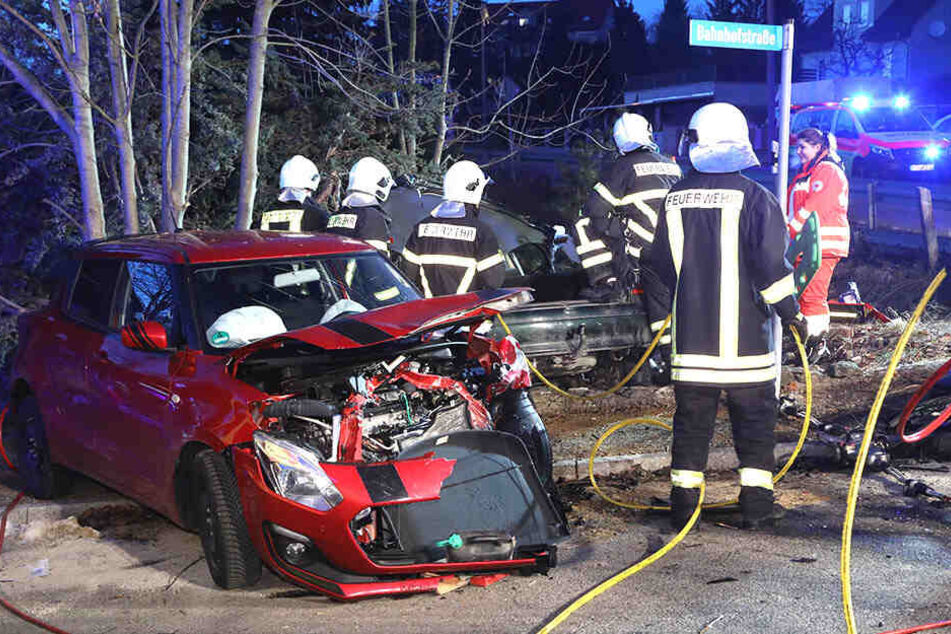 Feuerwehrleute mussten einen Mann aus dem Auto retten.