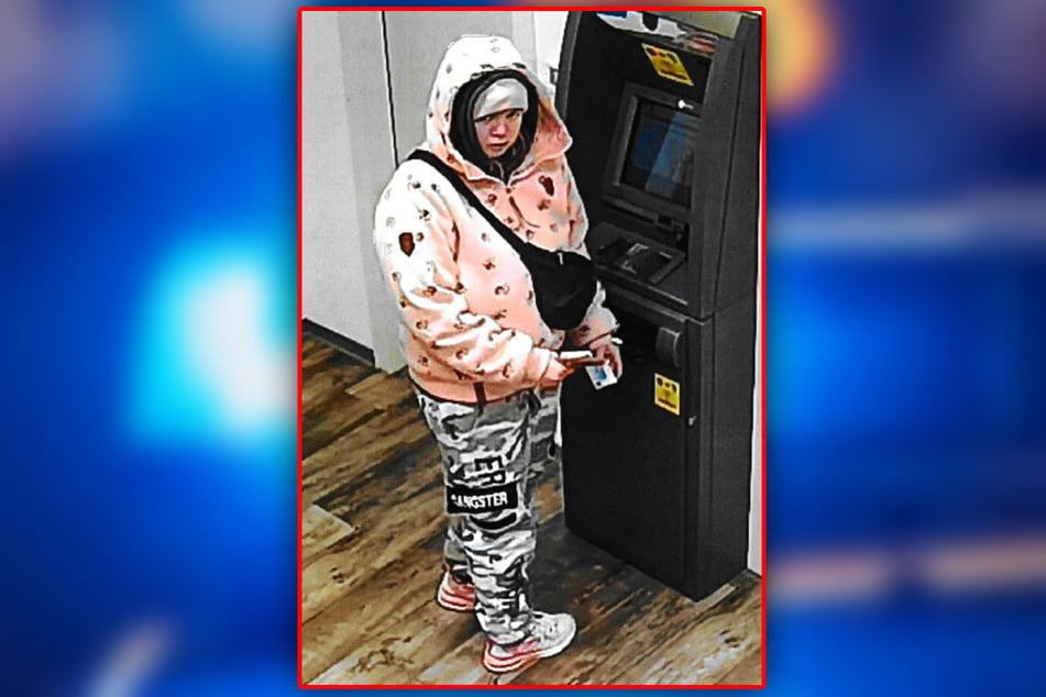 Diese Frau soll in Nienburg Bargeld geklaut haben. Wer erkennt sie?