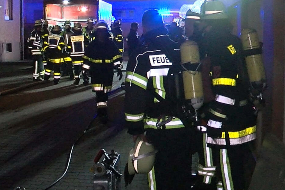 Die Löscharbeiten gestalteten sich für die Retter als schwierig.